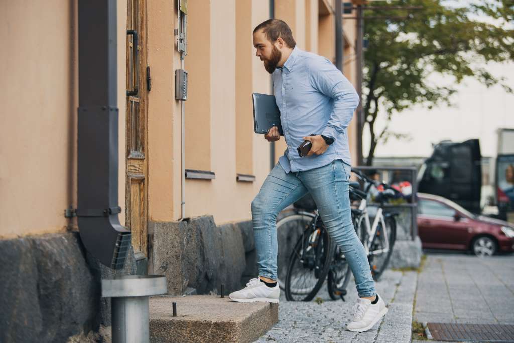Mies kävelee