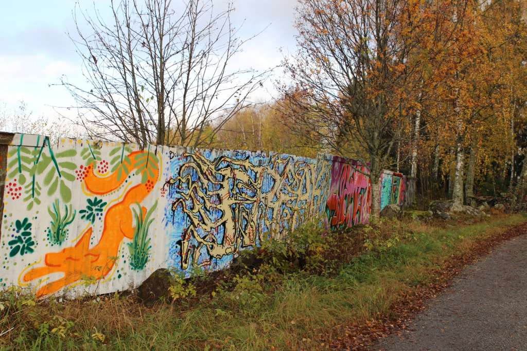 Graffitimaalauksia aidassa