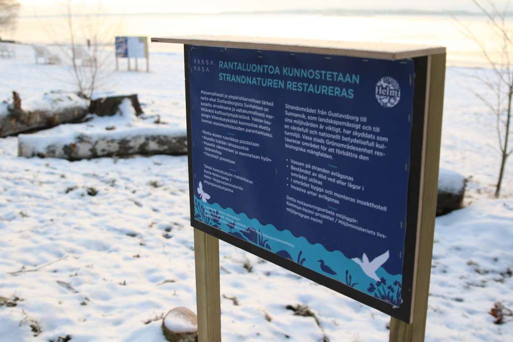 Rantaluontoa kunnostetaan -infotaulu, jossa kerrotaan lyhyesti projektista.