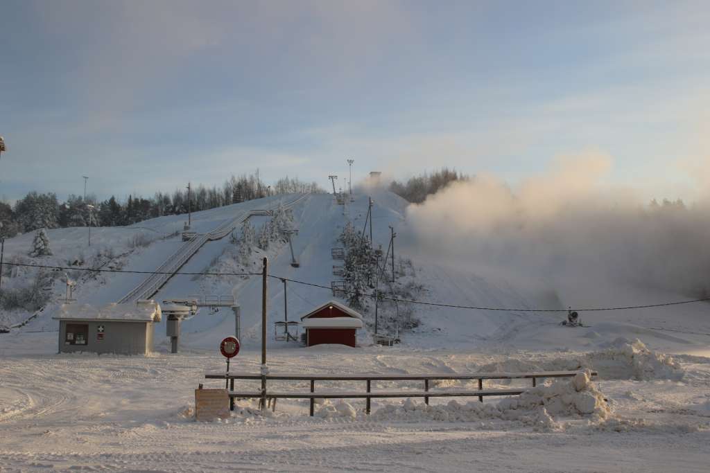 Öjbergetin rinteitä lumetetaan