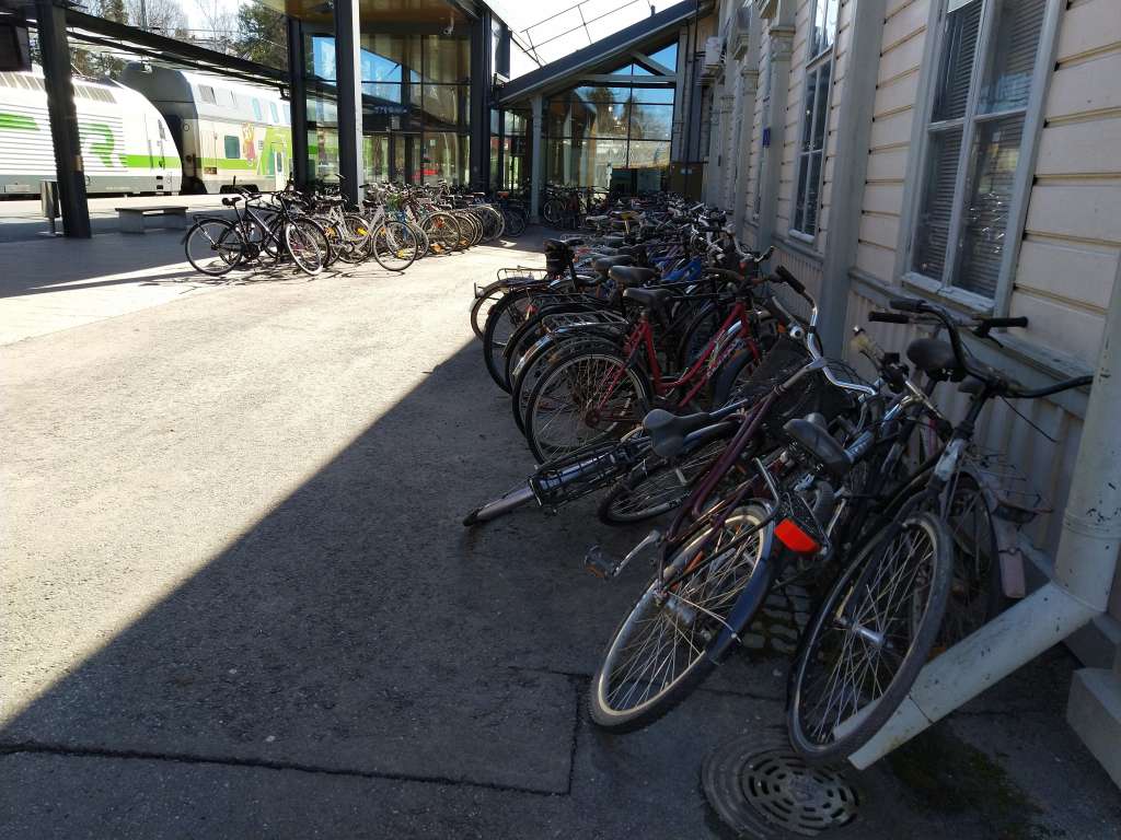 Kuva asemalle hylätyistä polkupyöristä