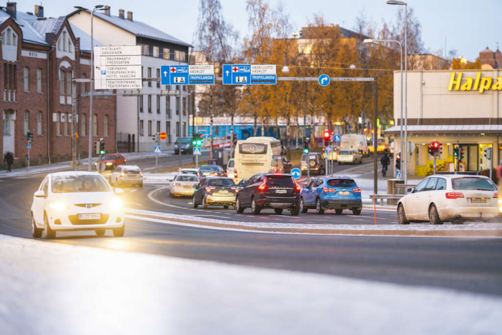 Autoja ylittämässä maasiltaa