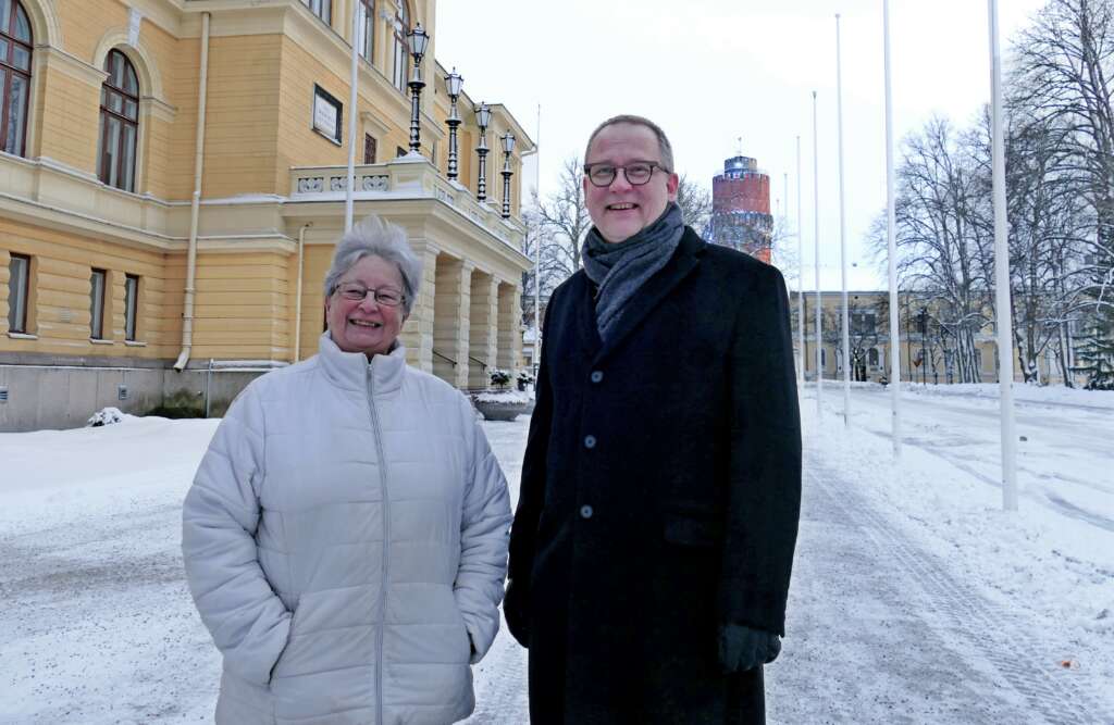 Ordföranden för Vasa äldreråd Irmeli Mandell och stadsdirektör Tomas Häyry.