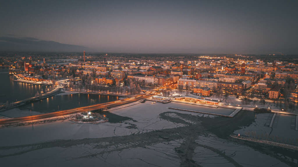 Ilmakuva Vaasasta rannan puolelta illalla talvella