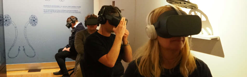 Människor i ett rum med VR-utrustning