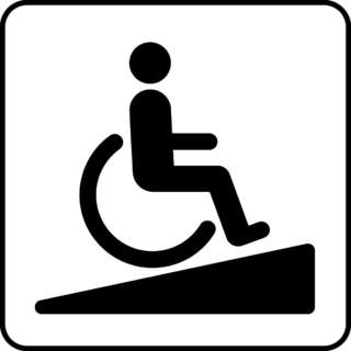 Ramp. Bilden föreställer en person i rullstol som rullar uppför en låg, triangelformad lutande yta. Vit bakgrund.
