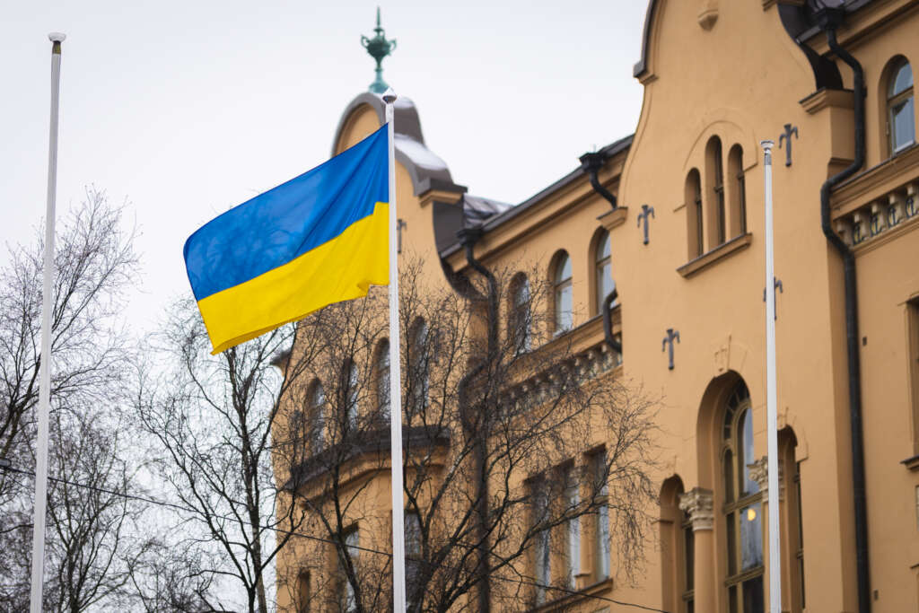 Ukrainan lippu liehuu kävelykadulla