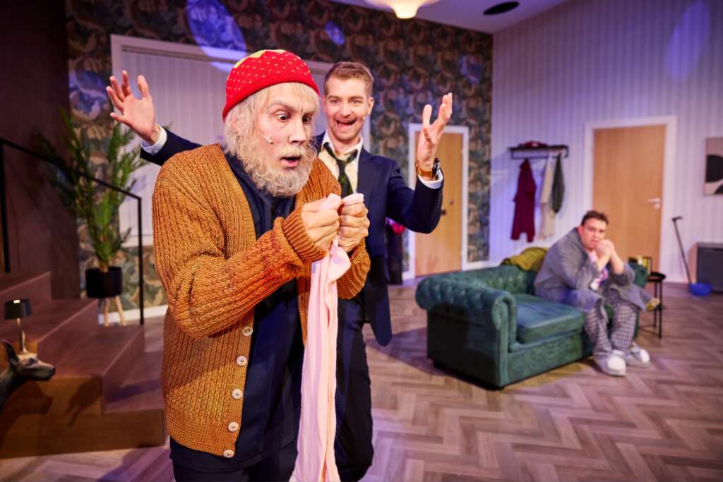 Posketon Farssi Puhtaana K teen Naurattaa Vaasan Kaupunginteatterissa 