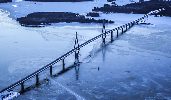 Flygbild av bro på vintern