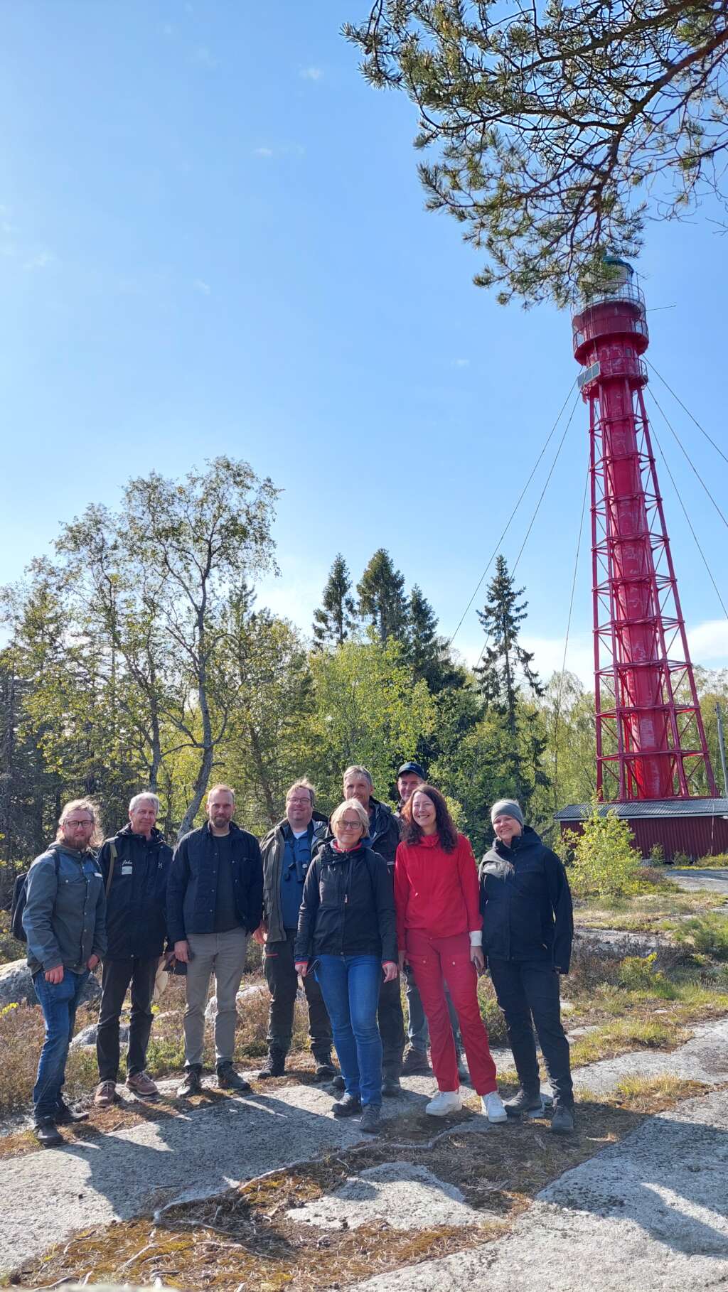 En grupp människor framför en fyr