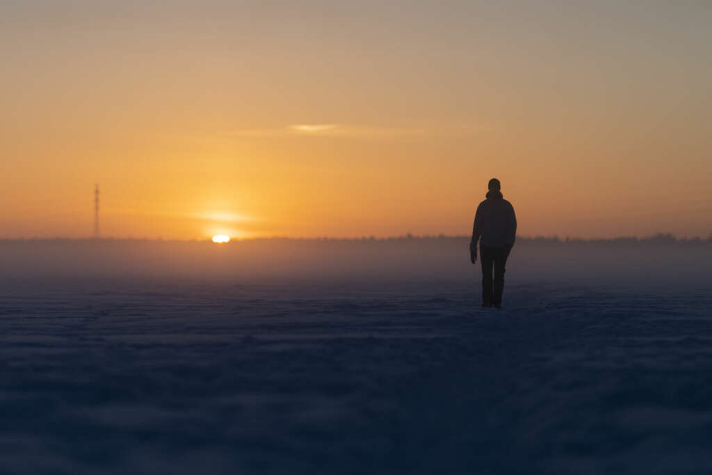 ihminen kävelemässä jäällä.