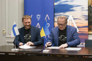 Kuvassa Hersonin apulaispormestari Vitalii Bielobrovin ja Vaasan kaupunginjohtaja Tomas Häyry, joka kirjoittaa yhteistyösopimusta.