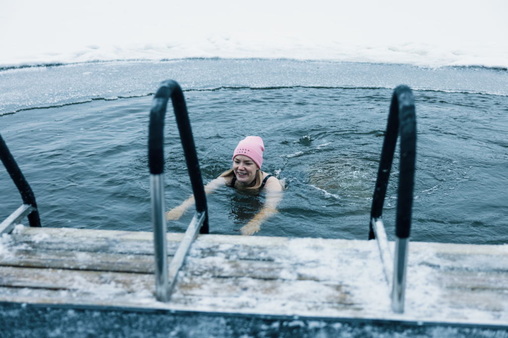 Kvinna simmar i vinterbad.
