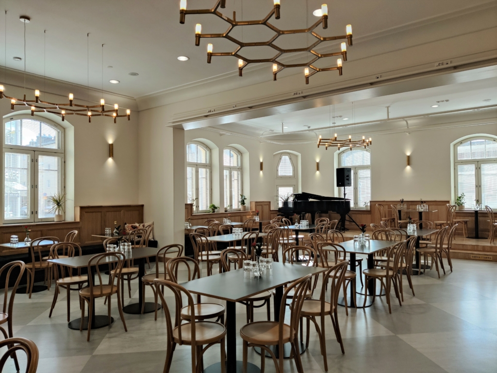 Teatteriravintola Kulman ravintolasali. 
