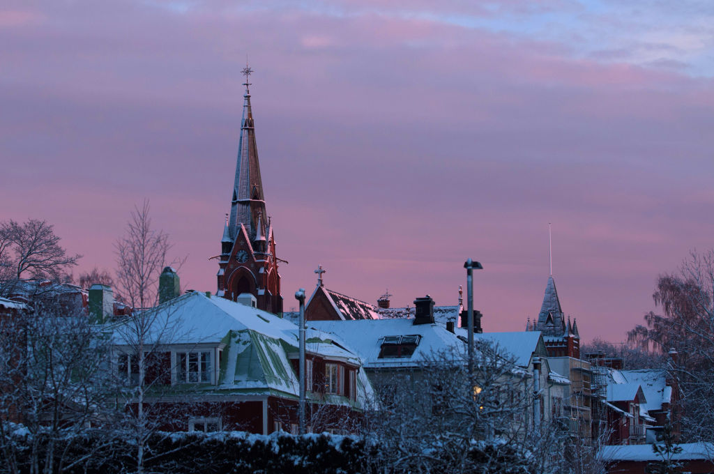 Kaupunginkirkko, kaupungin itäpuolella, iltahämärässä