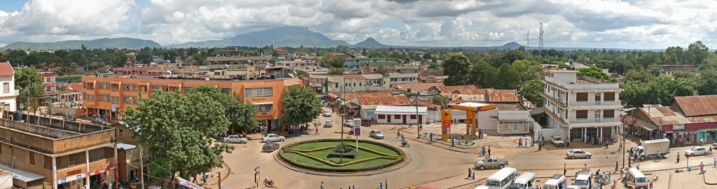Panorama över Morogoro Town som visar staden och invånarnas aktiviteter. Nguru-bergen kan ses i bakgrunden.