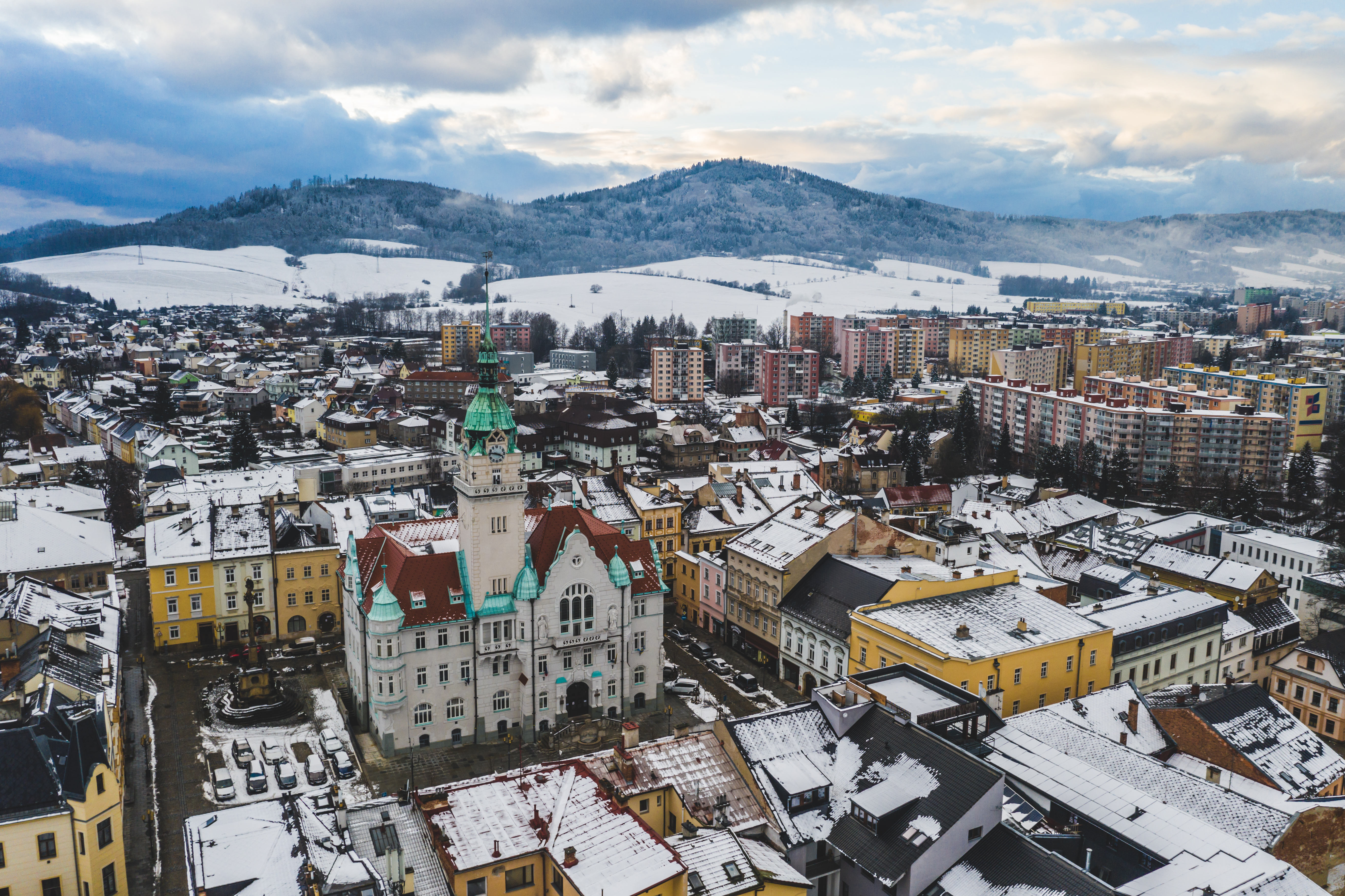 Flygfoto över Šumperks stadshus på vintern.