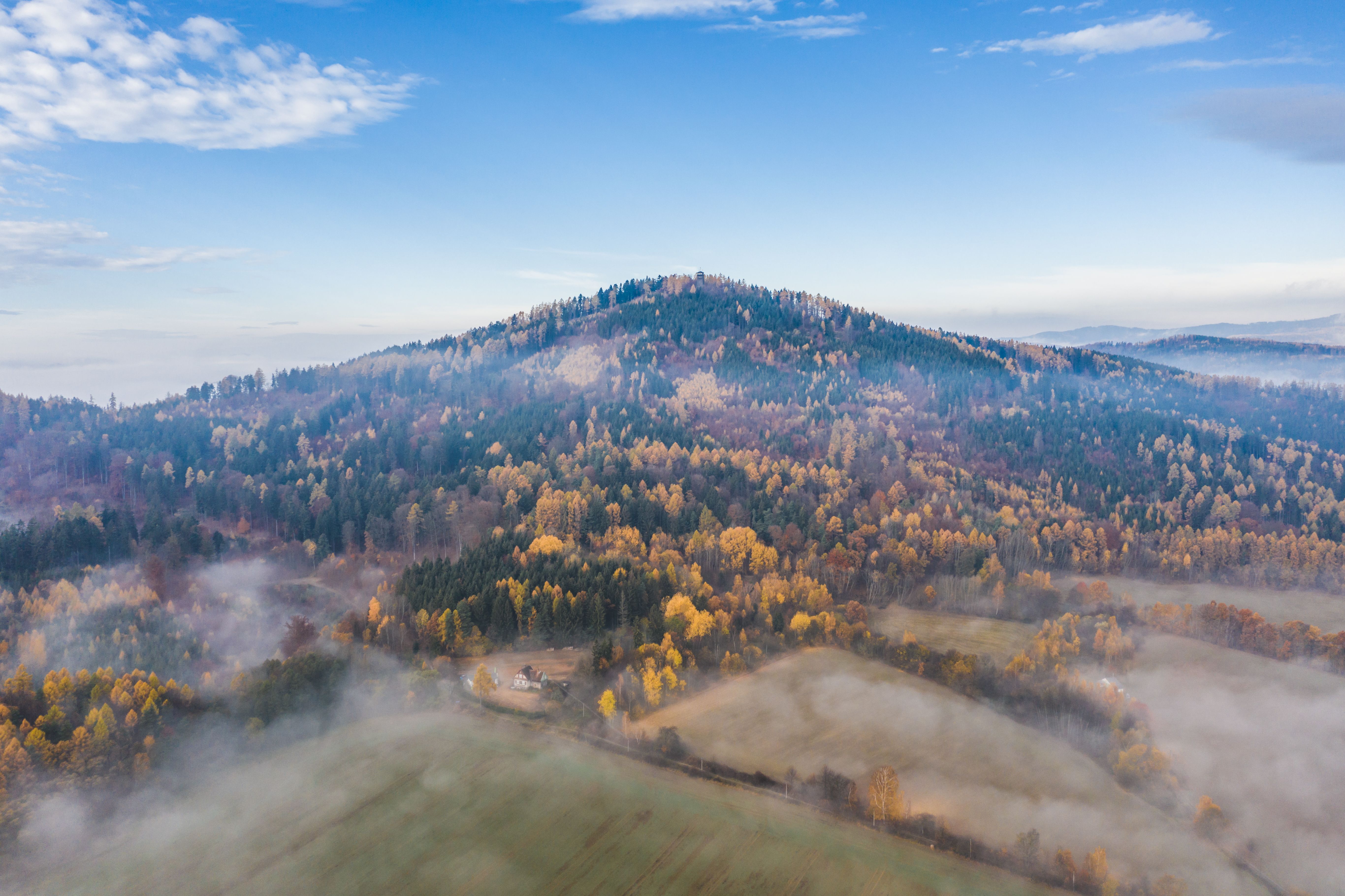 Flygfoto över bergen på landsbygden i Šumperk.Kullarna i Šumperk. Copyright: Šumperk.