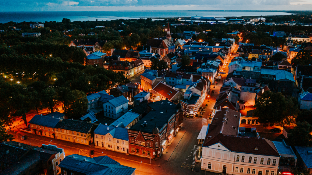 Flygfoto av Pärnu stad i mörker.