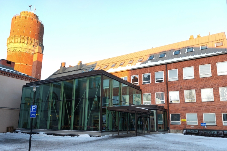 Bild på Vasa gymnasium från Kyrkoesplanaden.